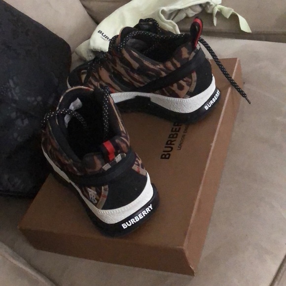 New Burberry sneakers clean size 6.5 women - Picture 5 of 5